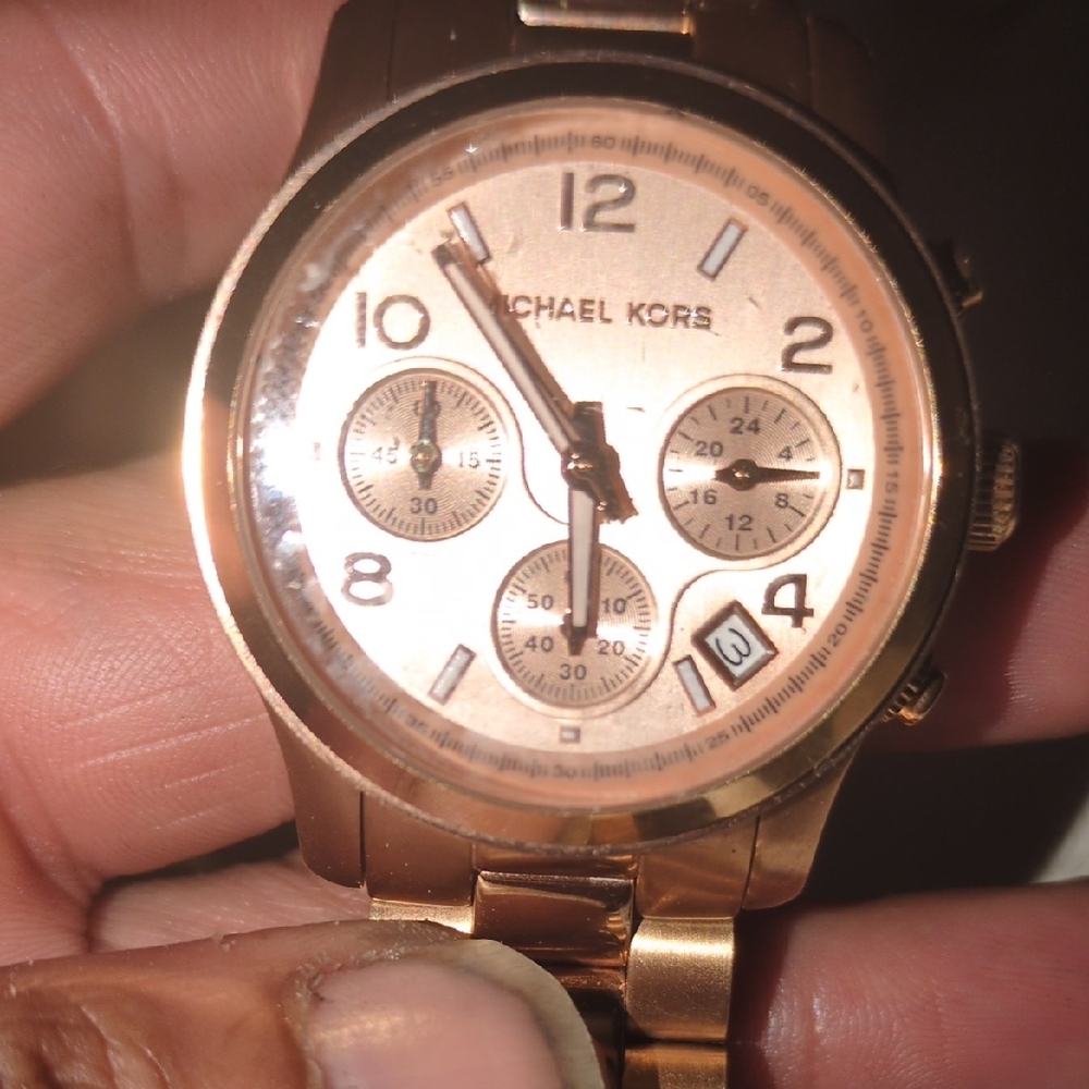 Michael Kors Rose Gold Women's Watch - Picture 2 of 4